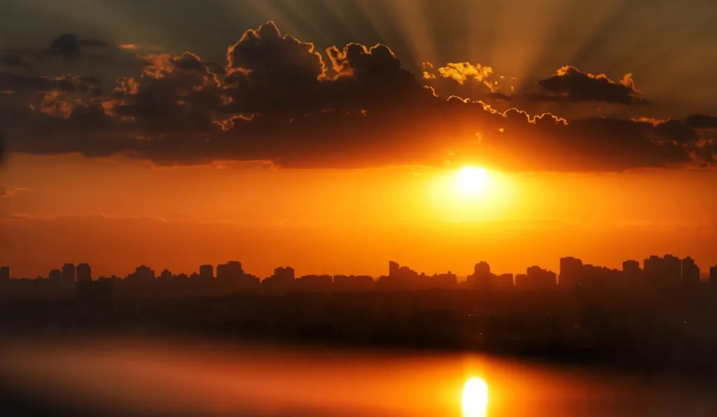 sol no horizonte sobre Curitiba