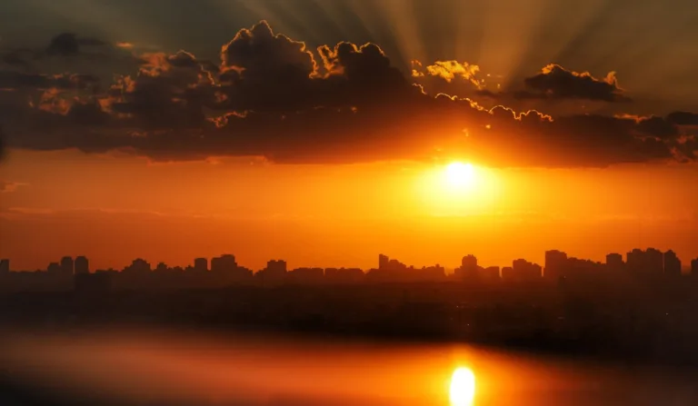 sol no horizonte sobre Curitiba