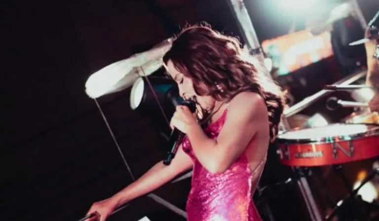 maiara cantando com vestido que abriu