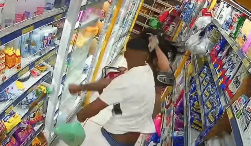 Marido agredindo esposa dentro de mercado