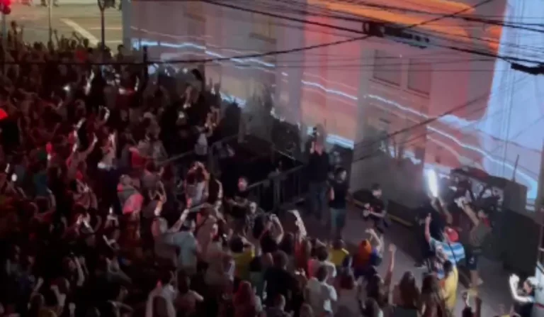 Público comemorando Oscar de Ainda Estou Aqui