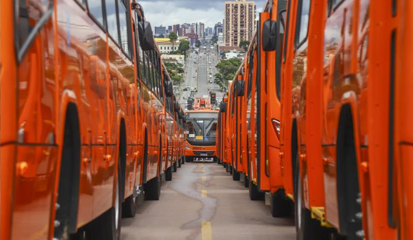 Lei contra 'rabeira' em ônibus de Curitiba entra em vigor; veja o que muda