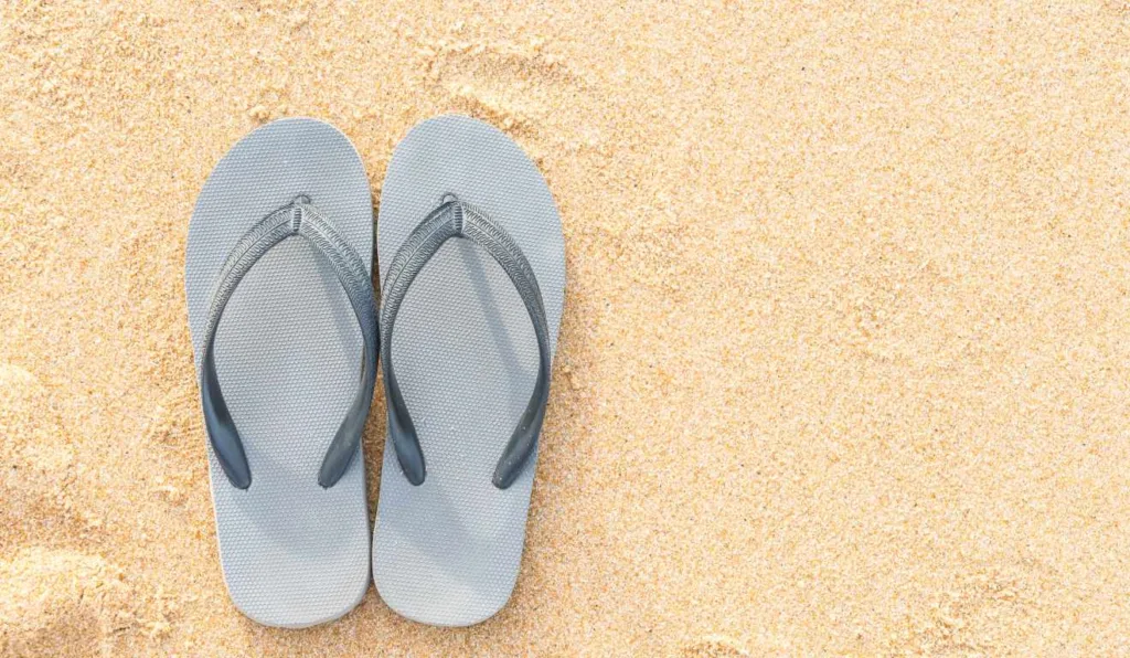Par de chinelos na areia