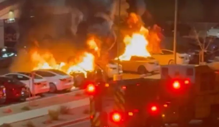 Carros da Tesla sendo incendiados.