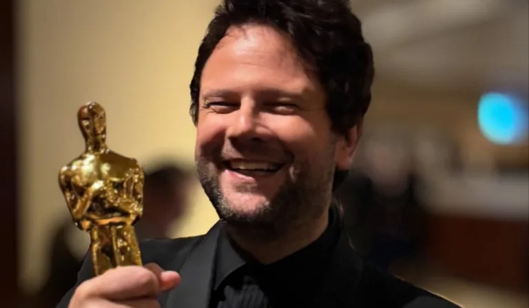 Selton Mello com a estatueta do Oscar