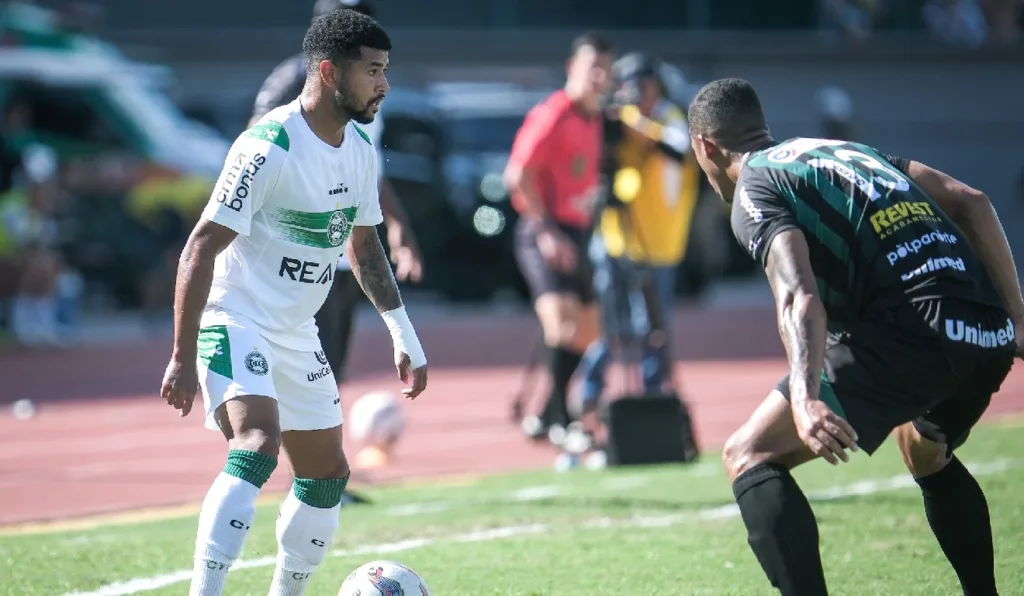 Lucas Ronier em Maringá x Coritiba, pelo jogo de ida da semifinal do Paranaense 2025