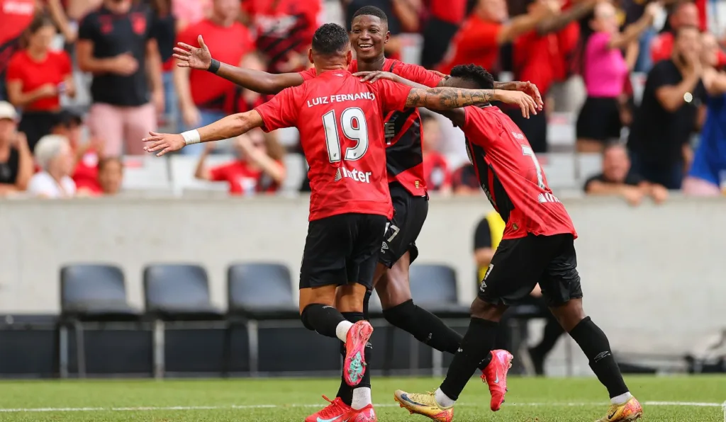 Jogadores do Athletico comemoram gol sobre o Azuriz, pelo Campeonato Paranaense