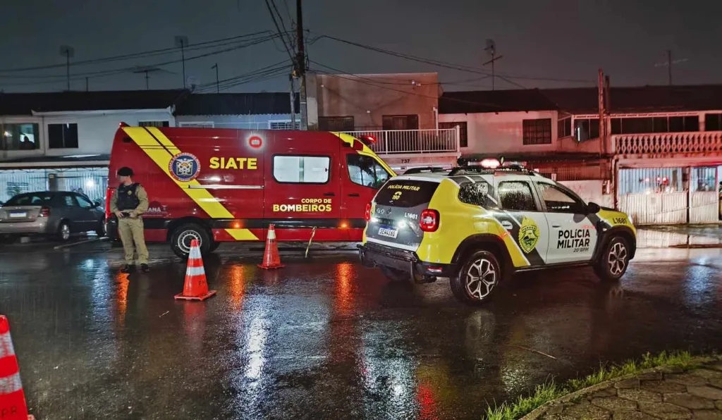 Ambulância do Siate e viatura da PM no local do crime.