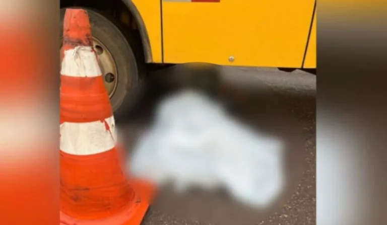 corpo embaixo de ônibus escolar
