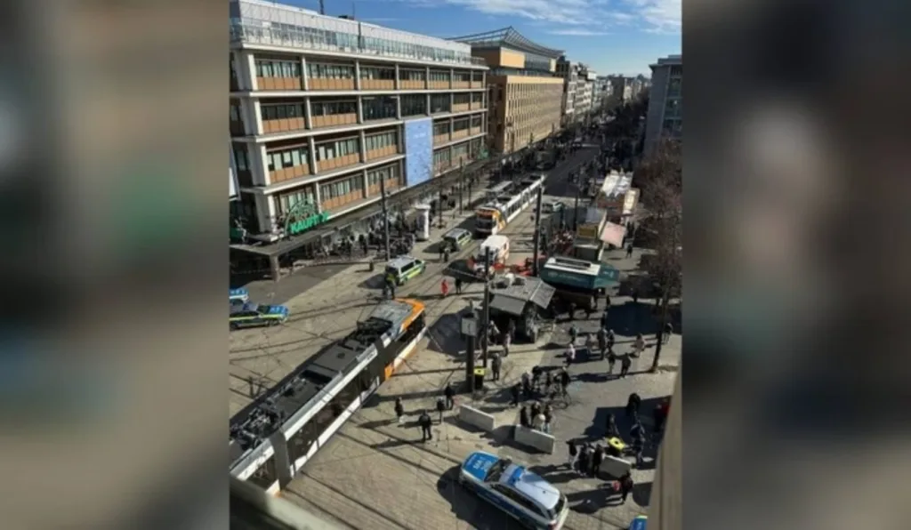 motorista joga carro contra multidão em Mannheim, na Alemanha