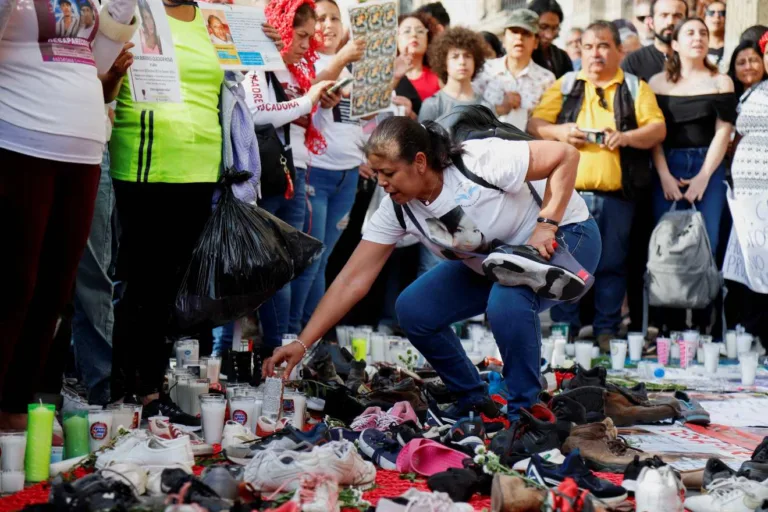 Familiares procuram pertences de desaparecidos no México