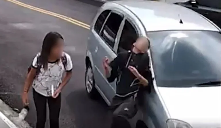 homem atropelando adolescente