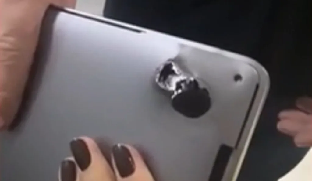 Notebook amortece tiro e salva motociclista em assalto