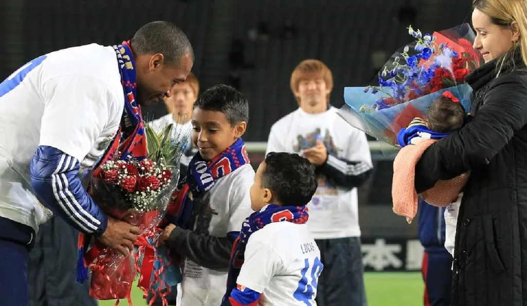 Lucas, ex-jogador do Athletico, ganhou flores dos filhos na despedida do FC Tokyo