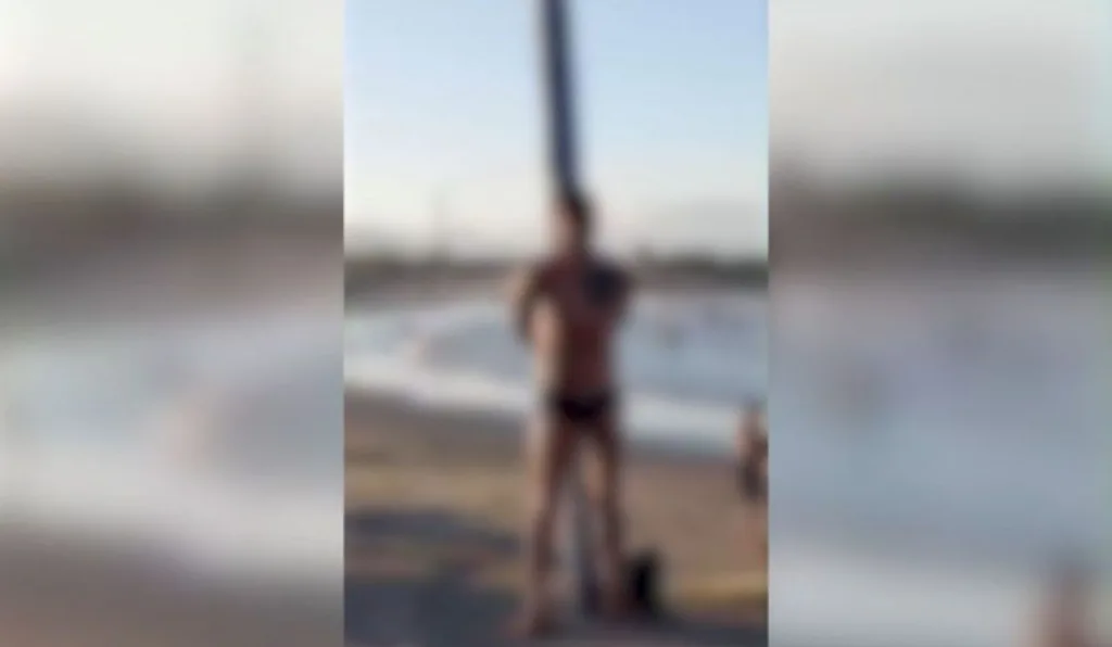 homem sendo linchado amarrado em poste