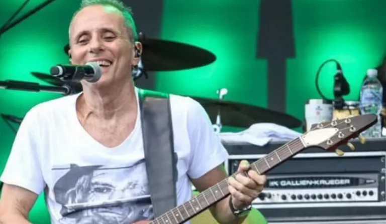 Tony Belloto cantando e tocando