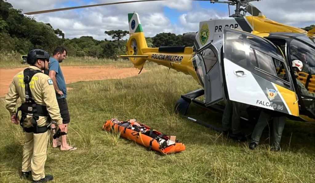 Montanhista é resgatado por helicóptero do BPMOA no Morro do Anhangava