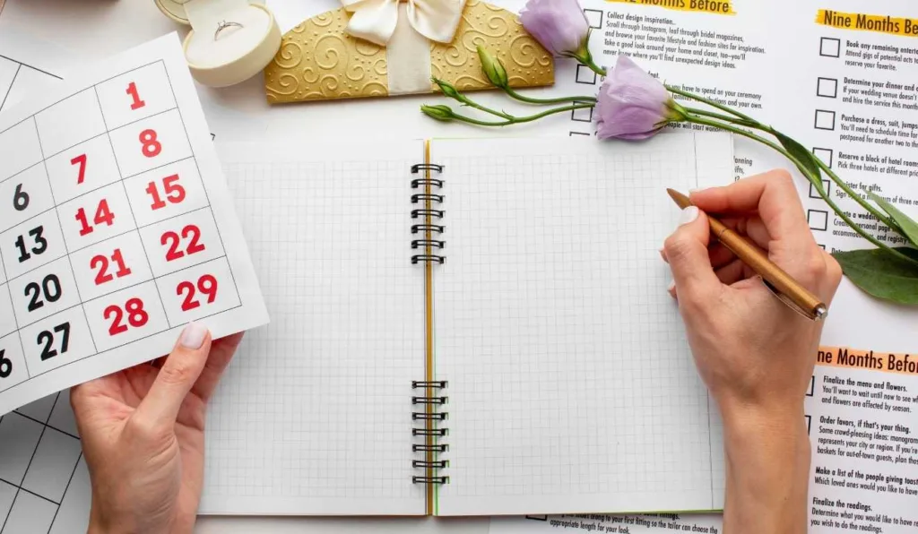 mulher segurando calendário e anotando em um caderno