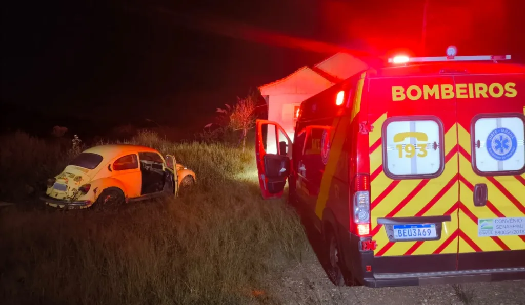 gêmeos agredidos se escondem dentro de um Fusca