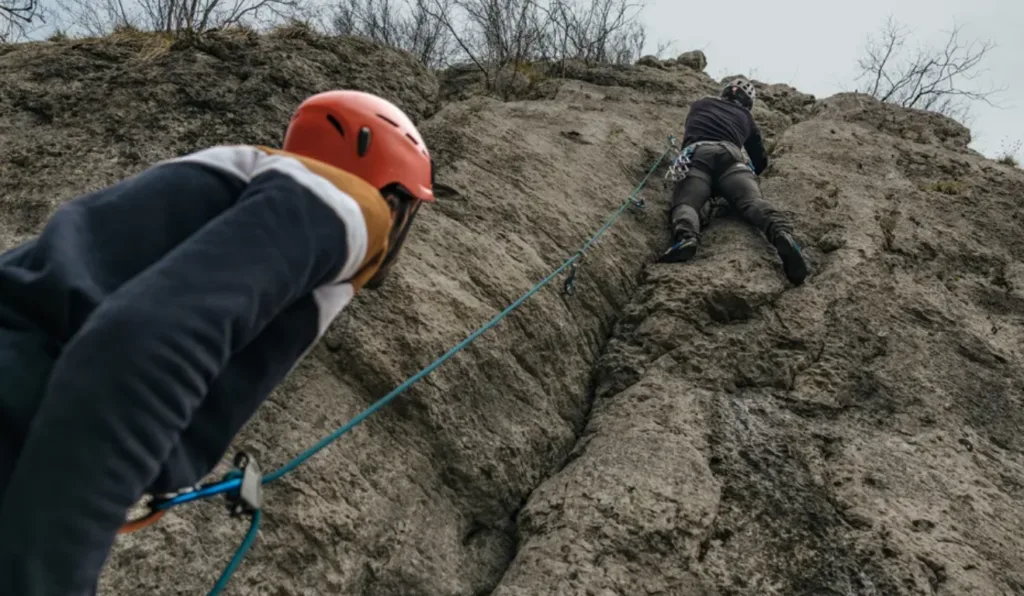Imagem de dois alpinistas.