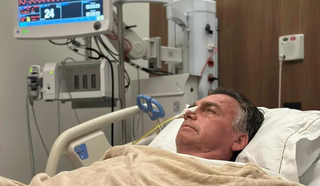 Ex-presidente Bolsonaro na cama do hospital