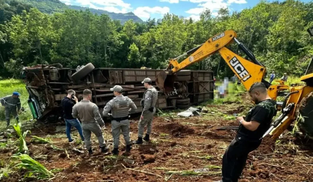 ônibus tombado no RS