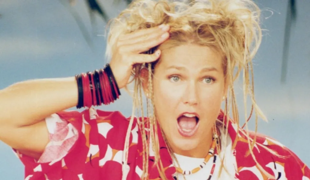 xuxa meneghel apresentando um programa infantil