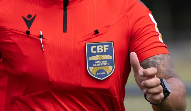 Árbitros paranaenses passam por treinamento na FPF