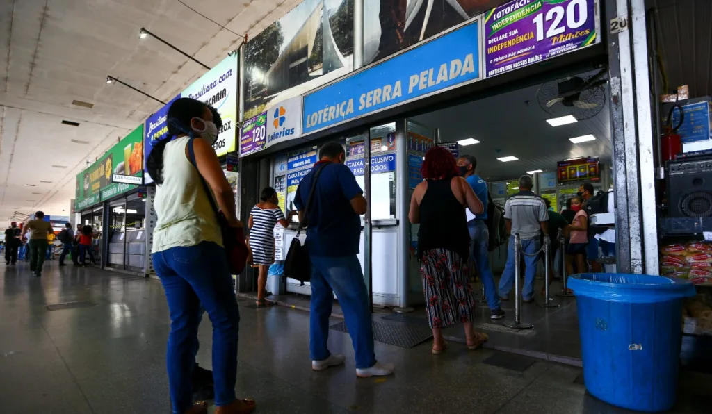 Fila de pessoas em lotérica da Caixa