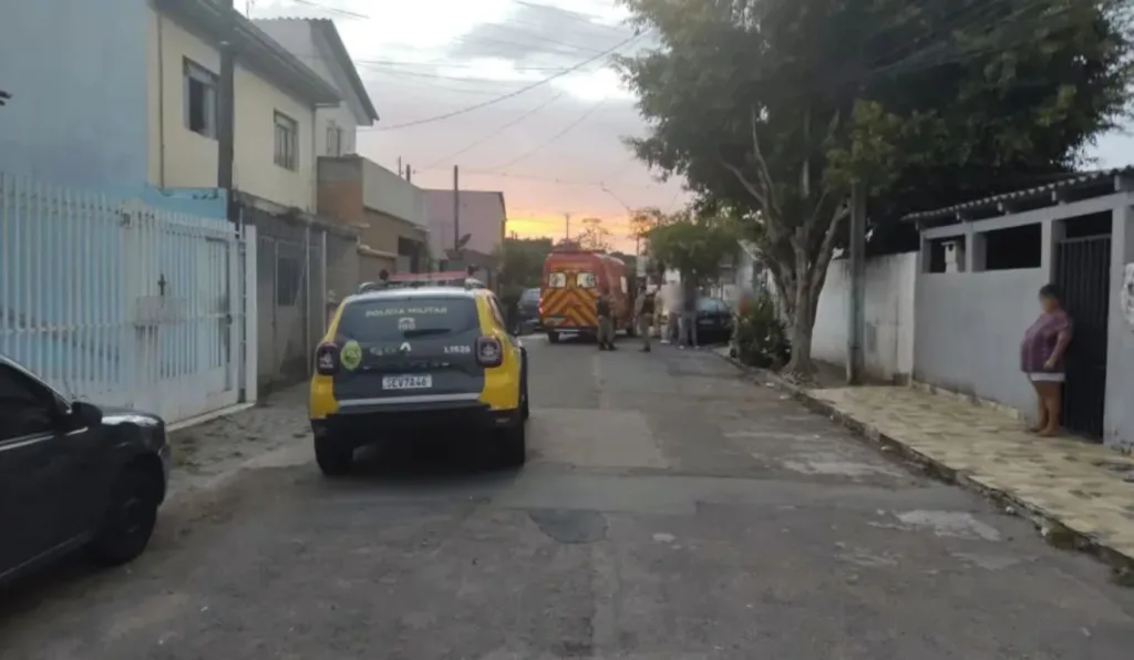 foto de viatura e ambulância em uma rua após uma mulher ser esfaqueada pelo vizinho
