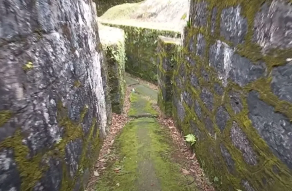 Paredes altas e em certos trechos chão íngreme, mas o passeio é emocionante