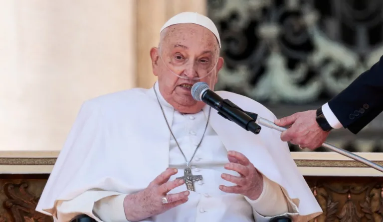 papa Francisco em primeira aparição após internamento