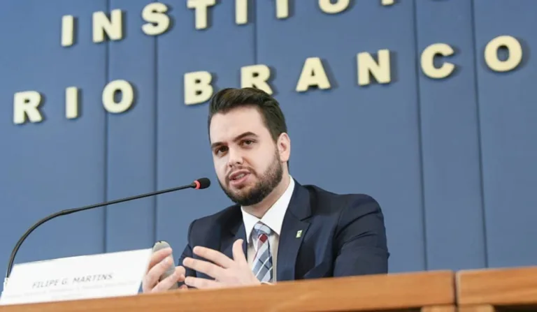 Filipe Martins recorre multa redes sociais