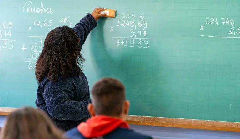 professora em sala de aula na rede estadual
