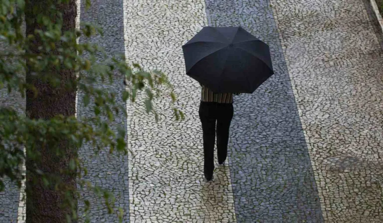 Mulher com guarda-chuva na rua