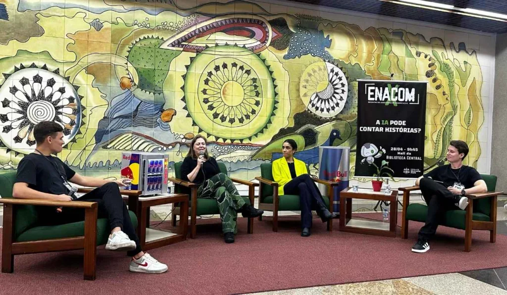 palestrantes discursando no enacom