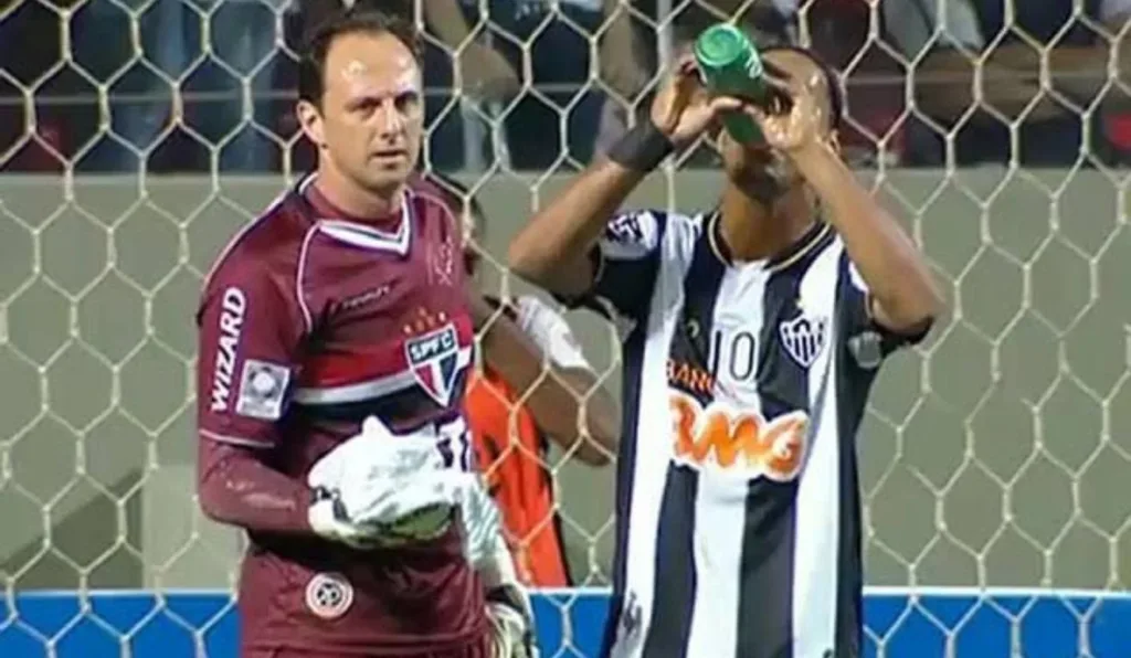 Ronaldinho bebendo água