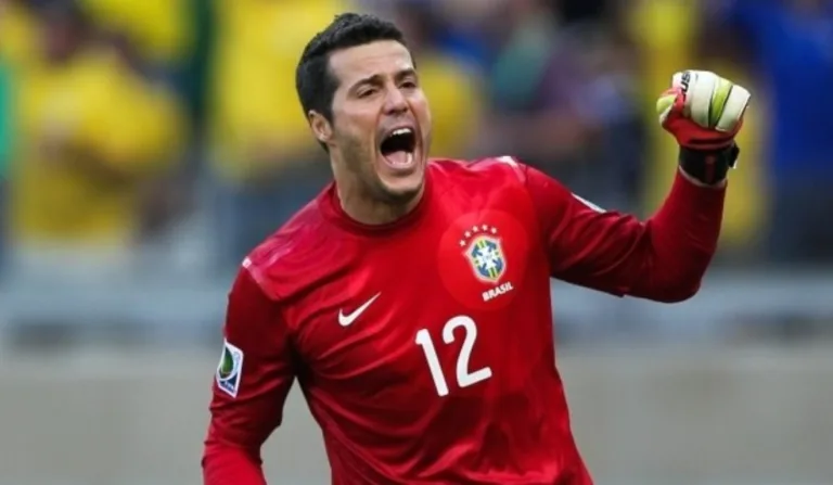 Júlio César comemorando em jogo pela Seleção Brasileira