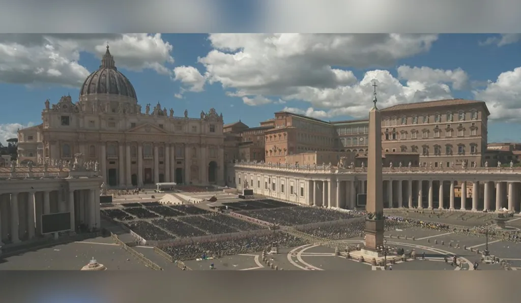Milhares de fiéis se despedem do papa Francisco na Praça de São Pedro, no Vaticano