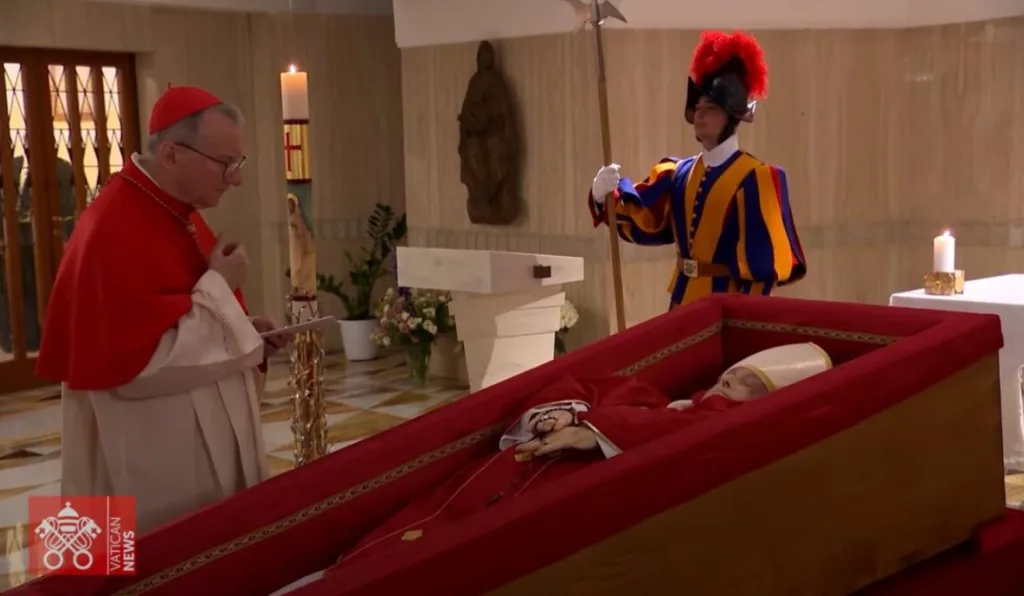 Vaticano divulga primeiras imagens de papa Francisco no caixão