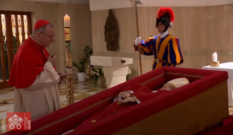 Vaticano divulga primeiras imagens de papa Francisco no caixão