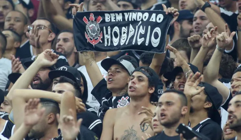 Torcida do Corinthians, conhecida como o "bando de louco" , prepara o "hospício" para o jogo pela Sul-Americana.