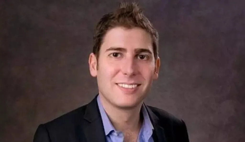 Eduardo Saverin sorrindo