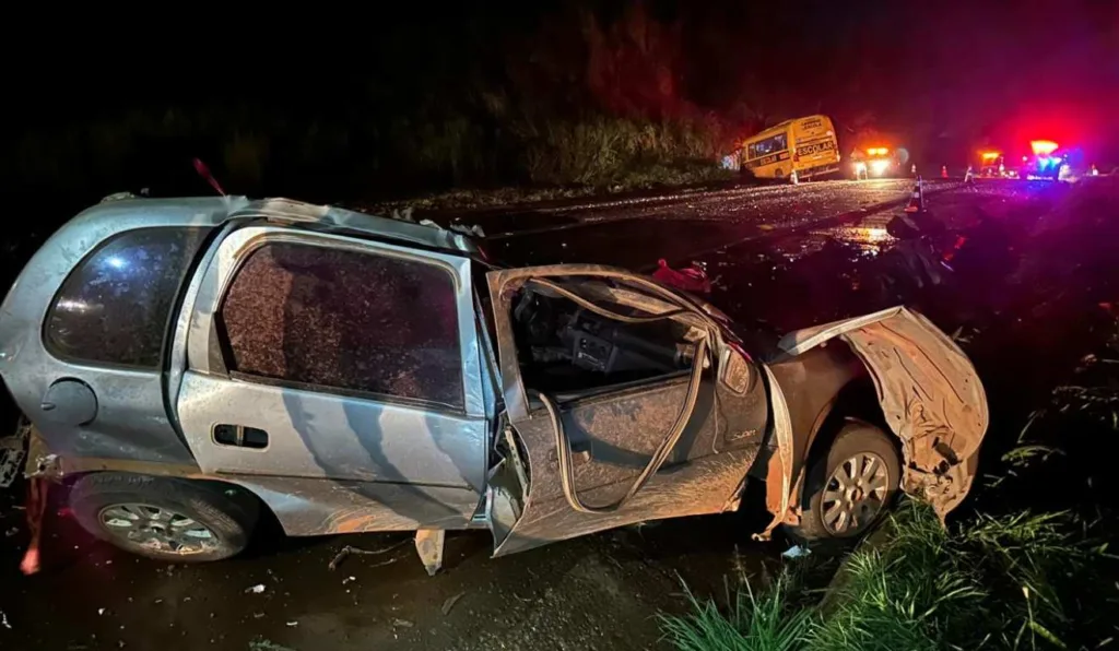 Carro da família ficou completamente destruído 