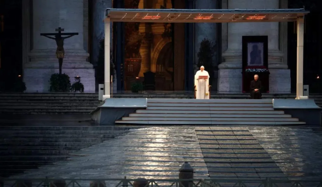 Cena de papa Francisco sozinho na praça de São Pedro repercutiu pelo mundo 
