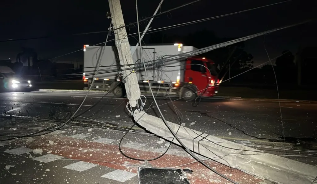 caminhonete enrosca em fios telefônicos e derruba postes na avenida Comendador Franco