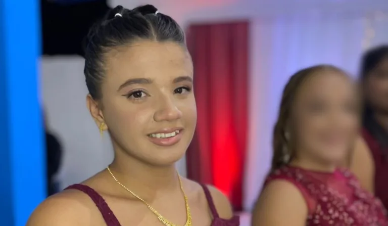 Simone morreu eletrocutada com celular na mão no momento em que saia do banho