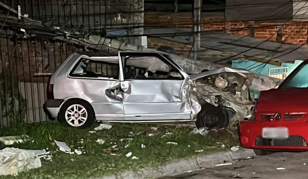 Uno ficou completamente destruído após acidente com poste, no bairro Parolin, em Curitiba
