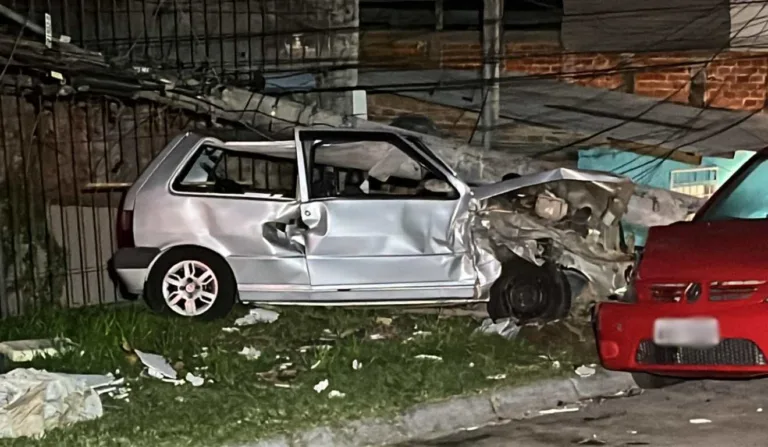Uno ficou completamente destruído após acidente com poste, no bairro Parolin, em Curitiba