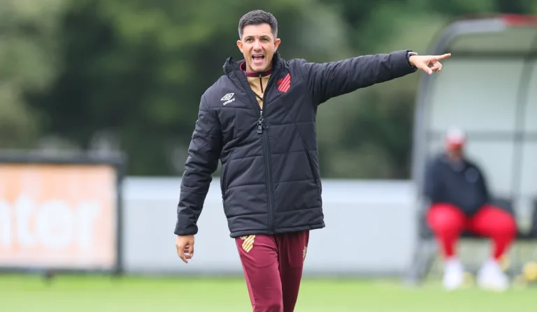 Técnico do Athletico, Maurício Barbieri.